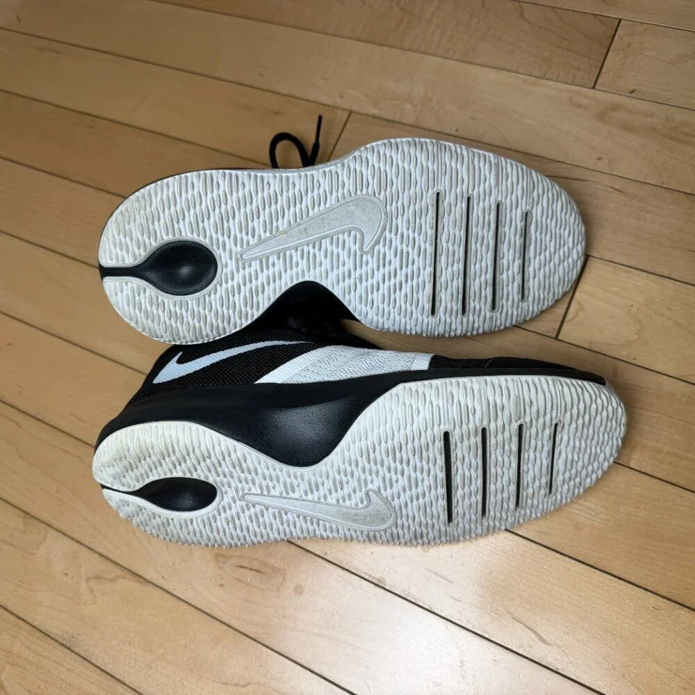 NIKE Zoom Assersion Basketball Shoe Sneakers Size 7Y (Womens 8.5, Mens 7)